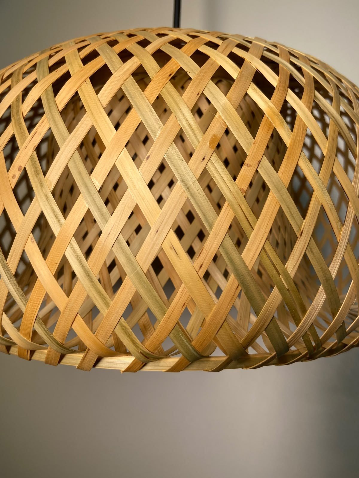 Detalhe da trama de bambu da luminária